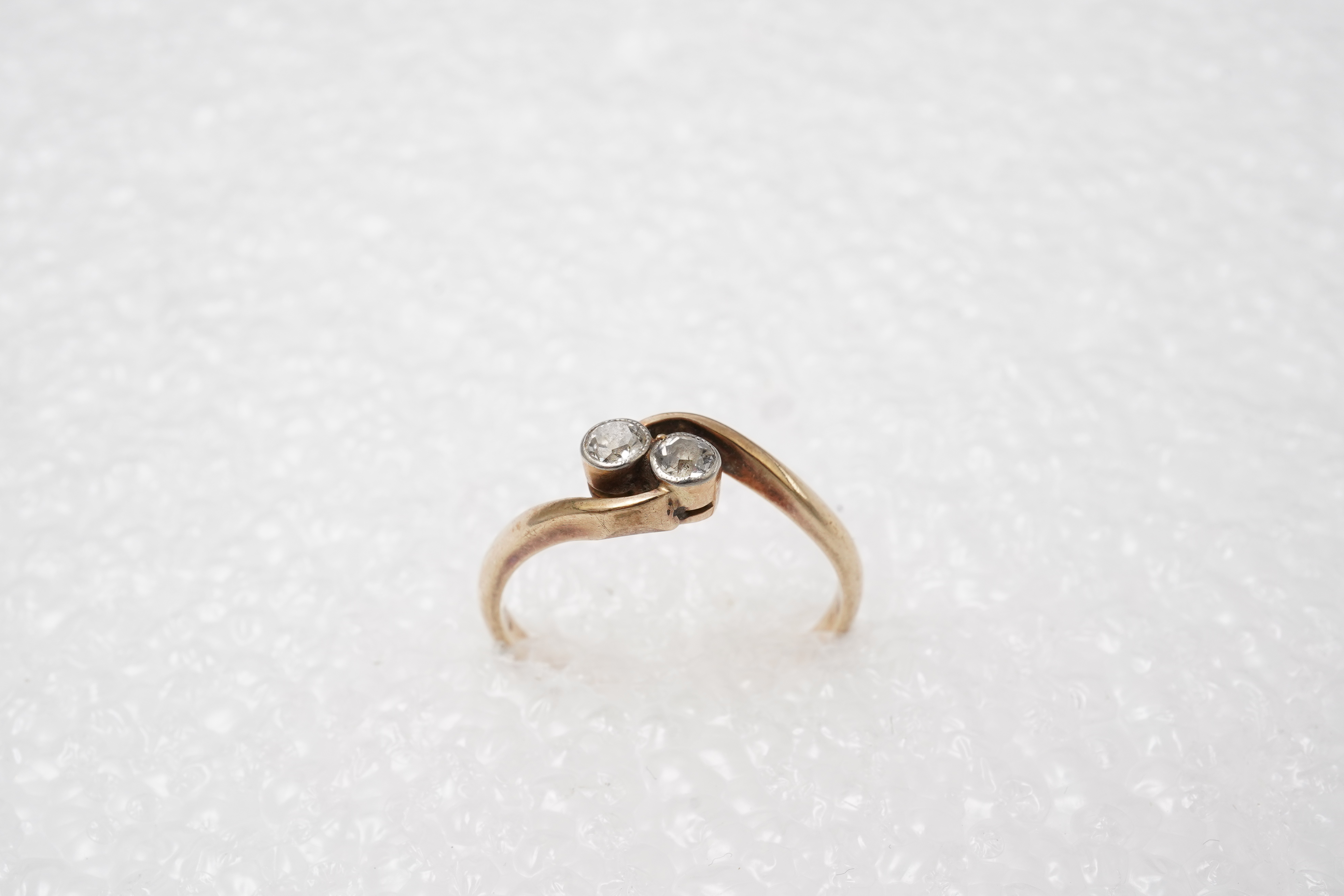 A diamond 'toi-et-moi' ring, early 20th century